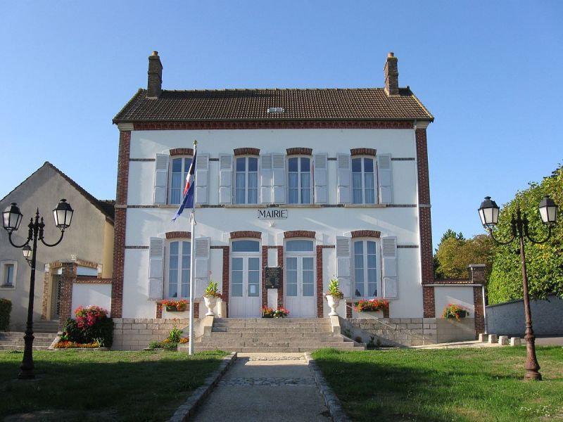 Alt_leschauffeursParisiens_Courcelles-en-Bassée_mairie.jpg